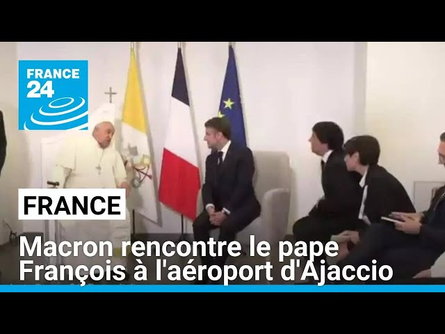 ⁣Emmanuel Macron rencontre le pape François à l'aéroport d'Ajaccio • FRANCE 24