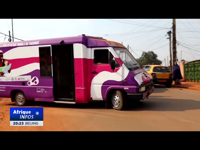 ⁣Cameroun : le bibliobus offre de la lecture à un public qui manque de livres