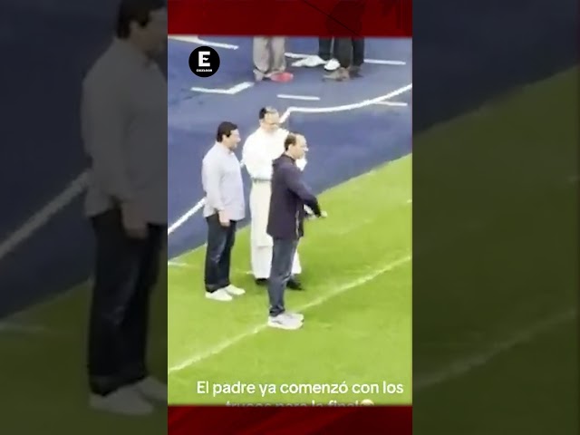 ⁣Sacerdote bendice cancha para Final entre Monterrey y América