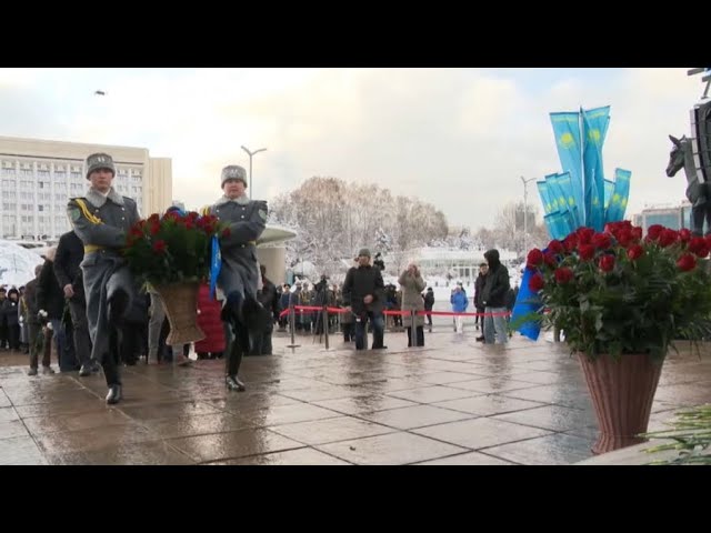 ⁣Торжественная церемония возложения цветов к монументу Независимости состоялась в Алматы