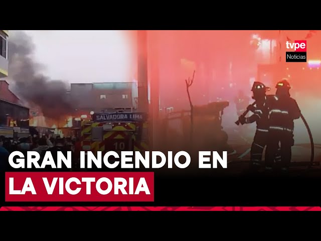 ⁣Impactante incendio consume agencia de transporte interprovincial en La Victoria