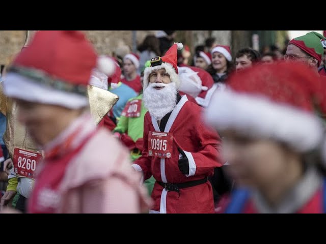 ⁣Des courses de Pères Noël organisées à travers l'Europe