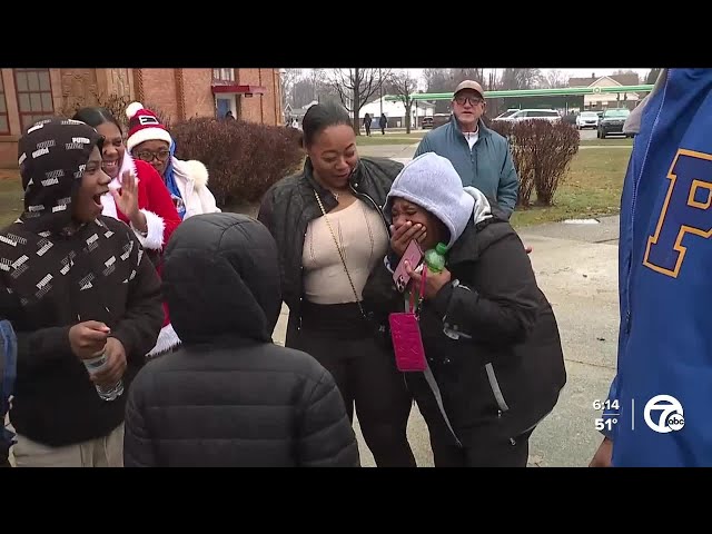 ⁣Community comes together to gift SUV to single mother ahead of the holiday