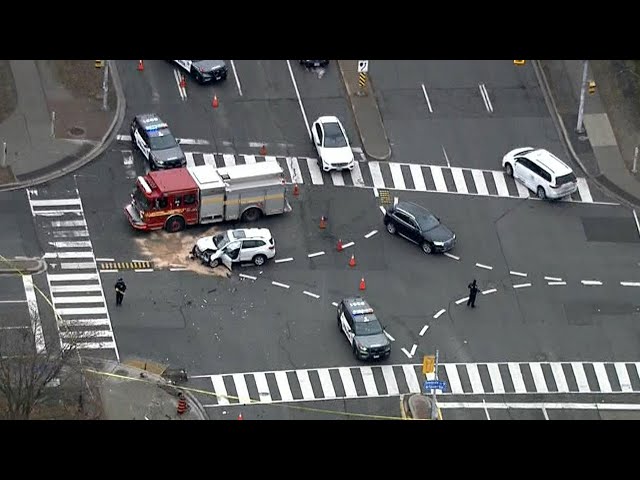 ⁣Crash after 4 suspects rob jewelry store at Toronto mall