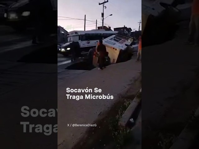 ⁣Socavón se traga un camión de transporte público en Ensenada #nmas #shorts #bajacalifornia