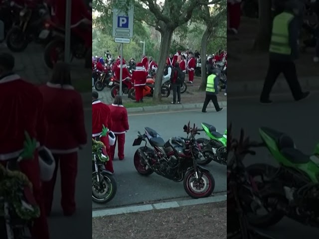 ⁣Adiós al trineo: Más de 2 mil "Viejitos Pascueros" en moto en Barcelona