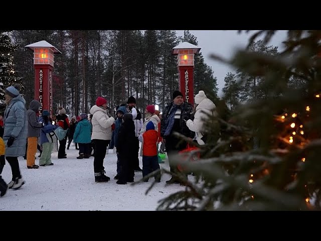 ⁣NO COMMENT: La aldea de Papá Noel en Laponia se llena de visitantes navideños