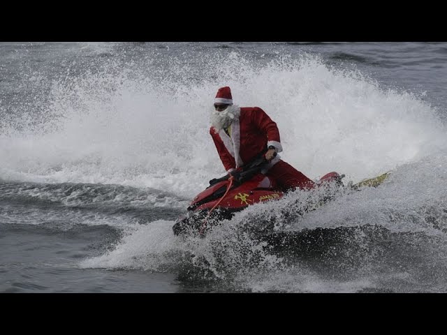 ⁣No Comment : au Brésil, le père Noël fait du jet ski