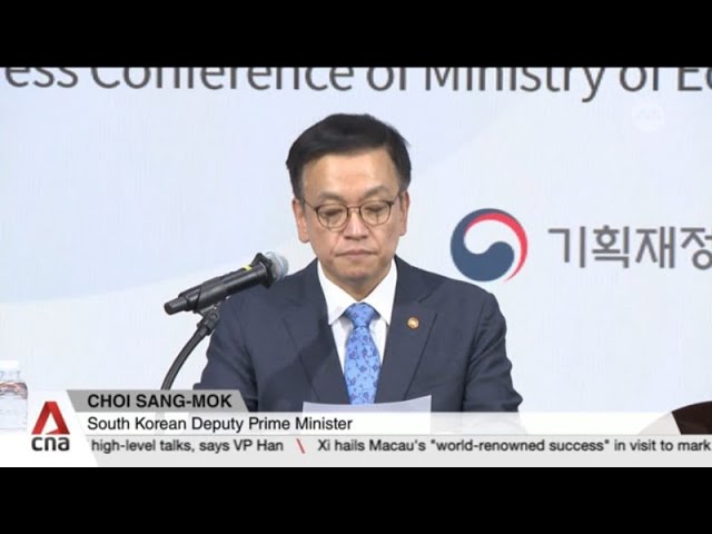 ⁣S Korea political crisis: Minister holds rare foreign media briefing in bid to restore confidence