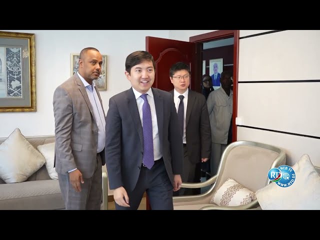 ⁣Primature/ Le premier Ministre recoit une délégation des géants technologiques Huawei.