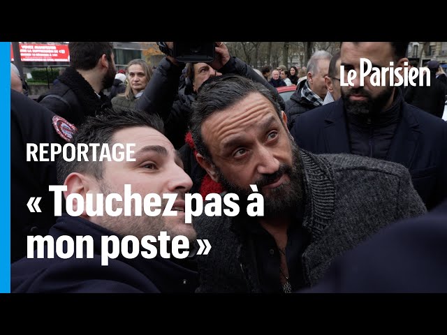 ⁣Cyril Hanouna et les fans de TPMP manifestent contre la fermeture de C8