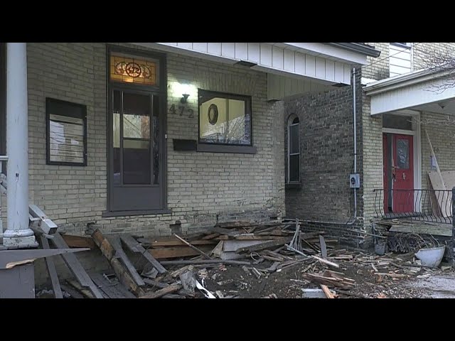 ⁣Gas leak, power outage shut down part of downtown London, Ont. after vehicle crashes into building