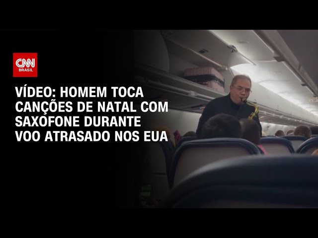 ⁣Vídeo: Homem toca canções de Natal com saxofone durante voo atrasado nos EUA | CNN BRASIL