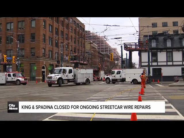 ⁣Streetcar wire repairs continue at King & Spadina