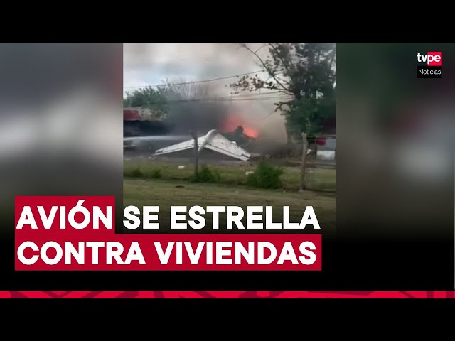 ⁣Argentina: avión se estrella contra viviendas y deja dos muertos