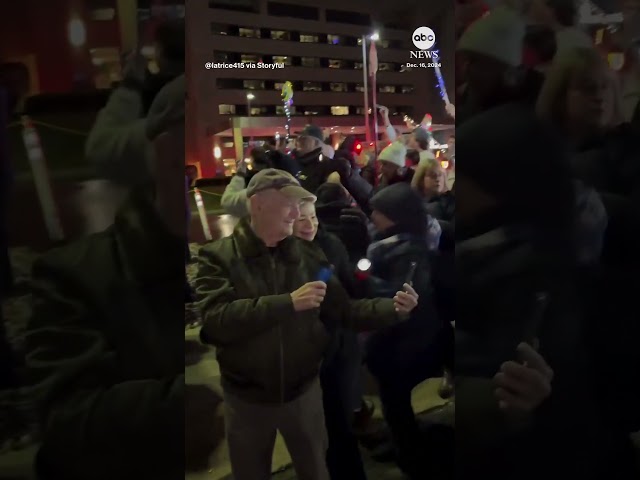 ⁣Michigan residents shine lights outside children’s hospital to bring cheer to young patients