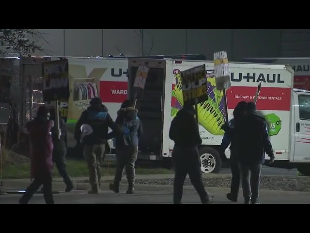 ⁣Amazon workers go on strike in Skokie during holiday rush