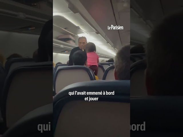 ⁣Ce passager d’un avion en retard sort son saxophone et joue des airs de Noël