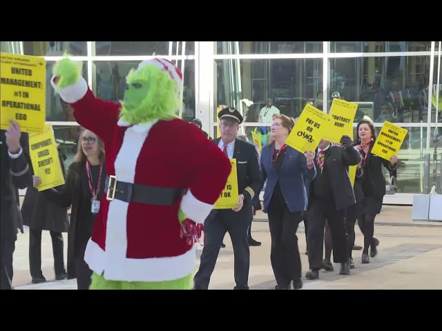 ⁣Flight attendants for United Airlines demonstrate at DIA during contract negotiations