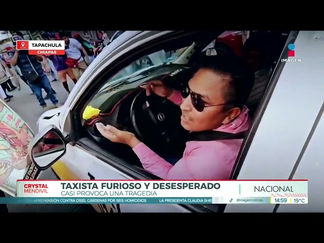 ⁣Sujeto furioso avienta su taxi contra manifestantes en Chiapas | Noticias con Crystal Mendivil