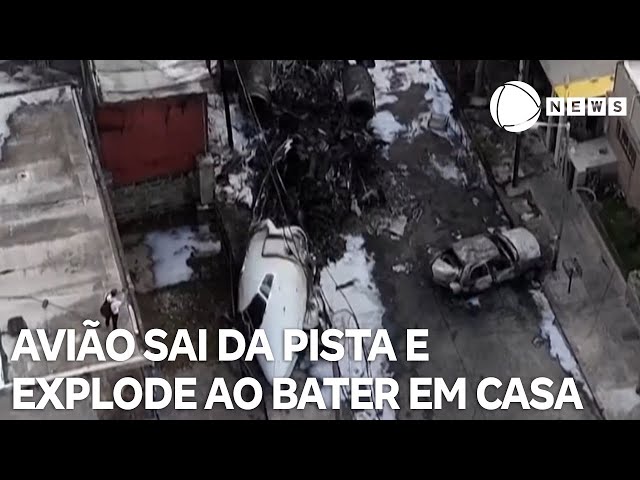 ⁣Avião sai da pista e explode ao bater em casa na Argentina