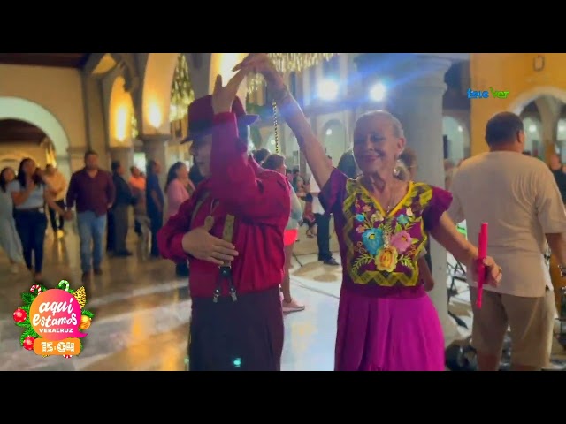 ⁣Bailar danzón es algo mágico y se vive cada noche en el zócalo de Veracruz.