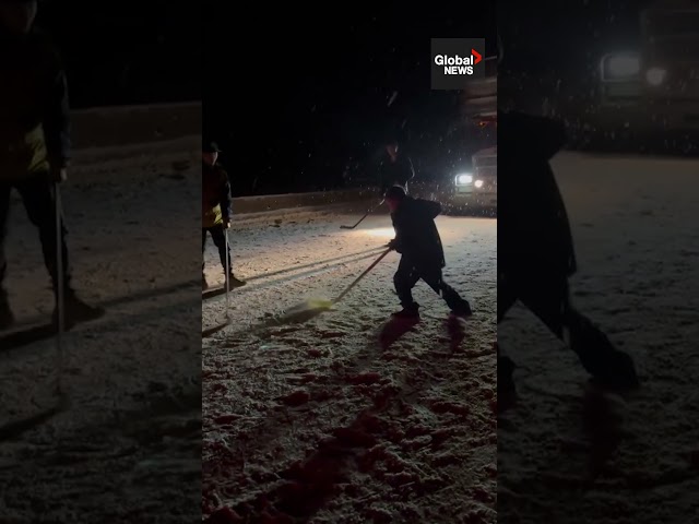 ⁣Highway hockey game breaks out in very Canadian moment on shuttered BC road 