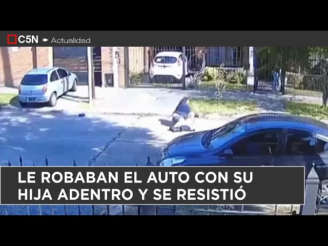 ⁣LE ROBABAN EL AUTO CON SU HIJA ADENTRO Y SE RESISTIÓ