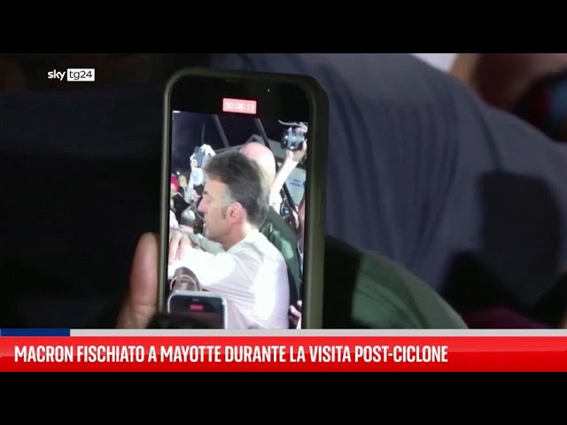 ⁣Macron fischiato a Mayotte durante la visita post-ciclone