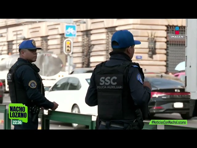 ⁣Así se enfrentaron policías y vendedores ambulantes en operativo para retirarlos del Zócalo