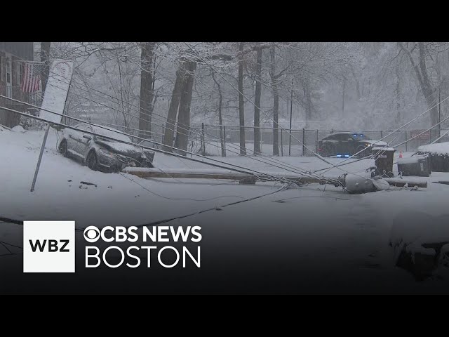 ⁣Snowy roads cause car crashes, slow down holiday traffic in Massachusetts