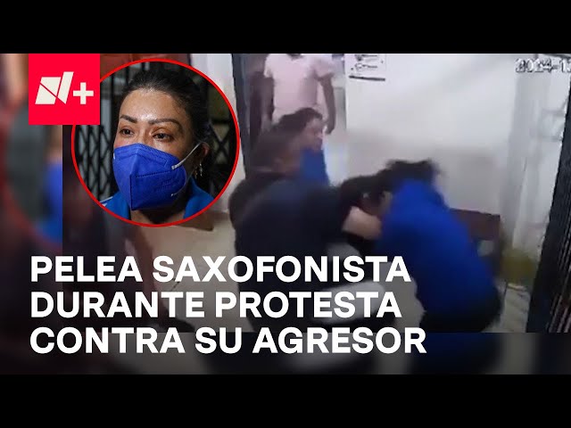 ⁣Saxofonista María Elena Ríos pelea con una mujer durante protesta contra su agresor - En Punto