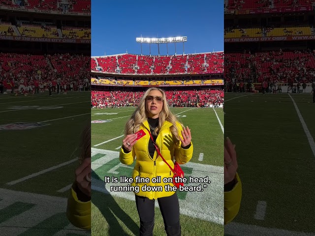 ⁣Gracie Hunt shares today’s Bible verse, Psalm 133:1-2, at #Chiefs #Texans game