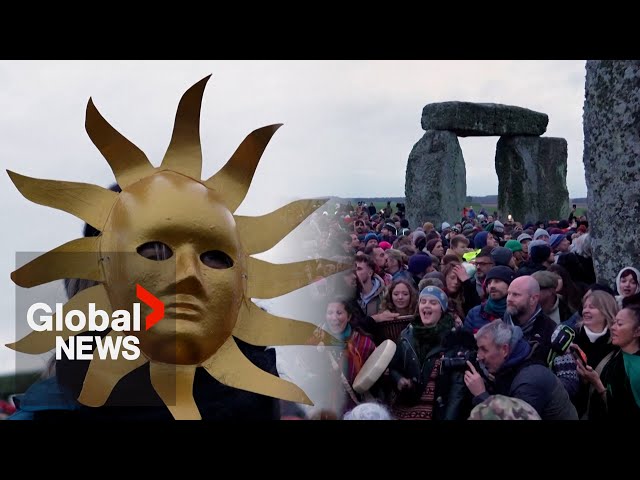 ⁣Thousands gather at Stonehenge to mark winter solstice