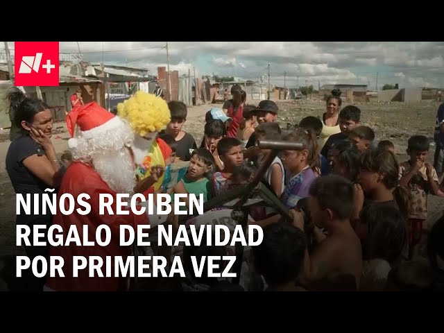 ⁣Niños pobres en Argentina reciben regalos por primera vez en su vida - N+