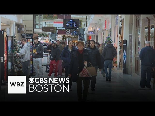 ⁣Super Saturday brings shoppers into Massachusetts mall for last minute gifts