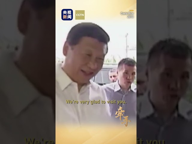 ⁣Moments chaleureux : Xi Jinping tient la main de Peng Liyuan