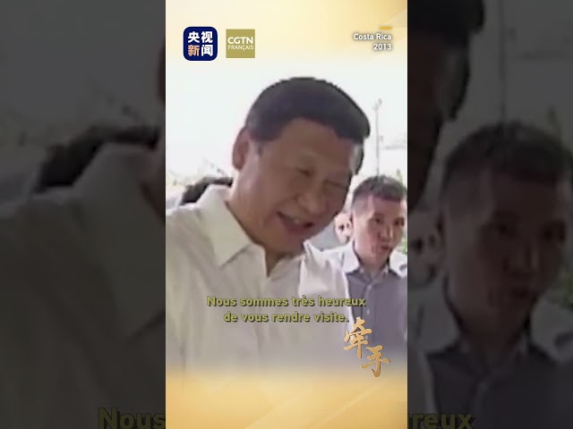 ⁣Moments chaleureux : Xi Jinping tient la main de Peng Liyuan