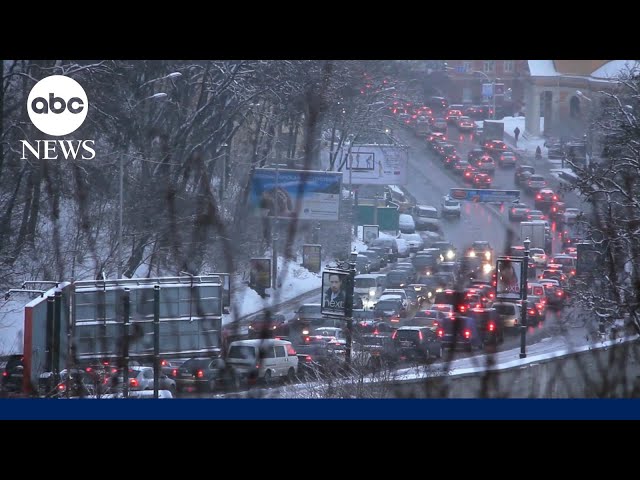 ⁣Arctic cold freezing the Northeast as Americans hit the airports and highways