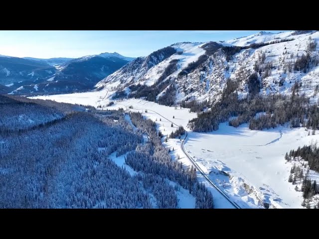 ⁣Xinjiang attracts tourists with breathtaking ice, snow scenery