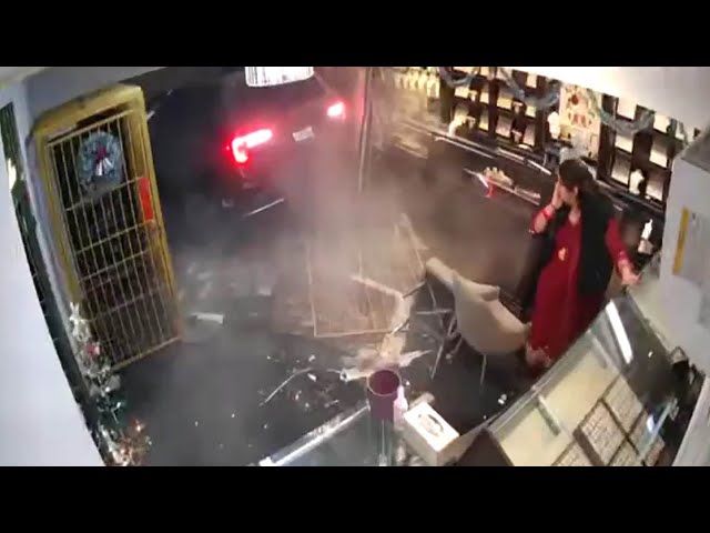 ⁣CAUGHT ON CAMERA | Thieves ram SUV into Montreal jewelry store