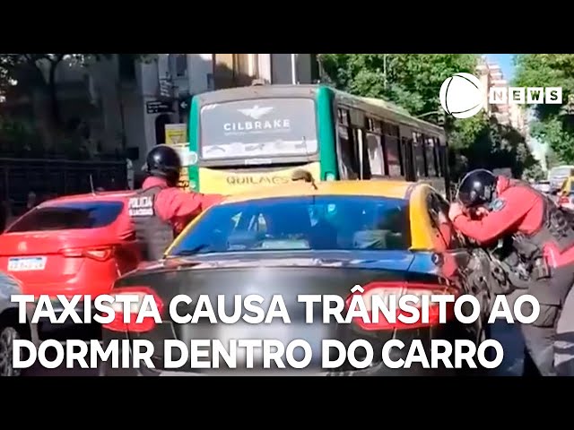 ⁣Taxista dorme em avenida movimentada de Buenos Aires e causa tumulto