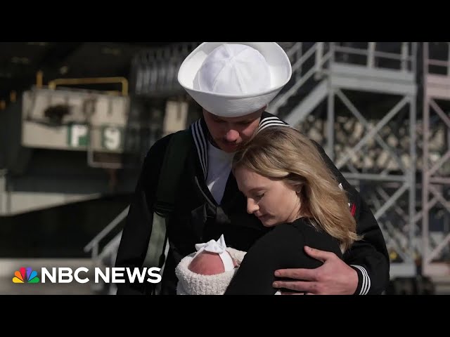 ⁣3,500 U.S. Navy sailors, service members reunite with families ahead of holiday celebrations