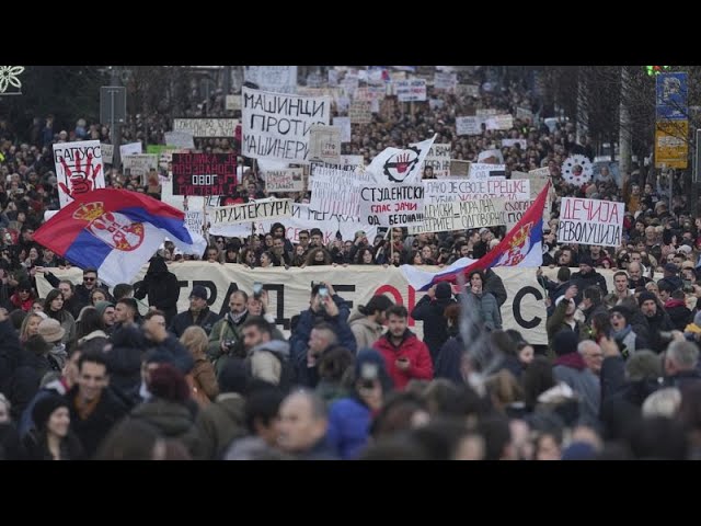 ⁣Des dizaines de milliers de Serbes manifestent contre le président Aleksandar Vučić