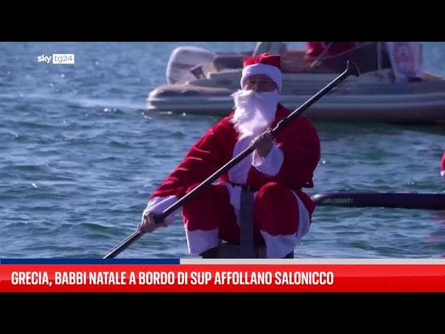 ⁣Grecia, Babbi Natale a bordo di sup affollano Salonicco