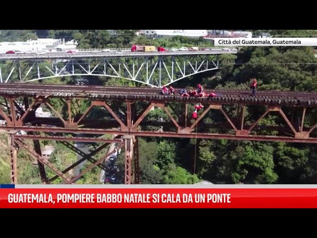 ⁣Guatemala, pompiere Babbo Natale si cala da un ponte