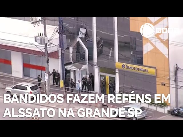 ⁣Bandidos fazem reféns em assalto a banco em Vargem Grande Paulista, na Grande SP