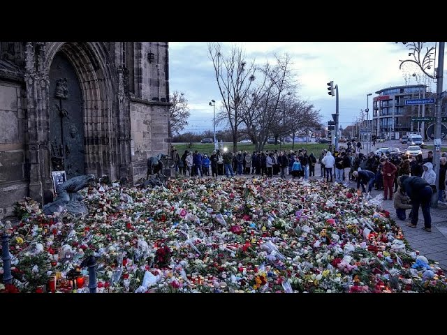 ⁣Les Allemands se recueillent après l'attentat du marché de Noël de Magdebourg