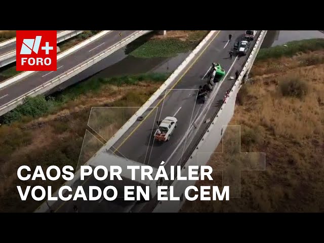 ⁣Colapso vial en el Circuito Exterior Mexiquense por volcadura de tráiler - Paralelo 23