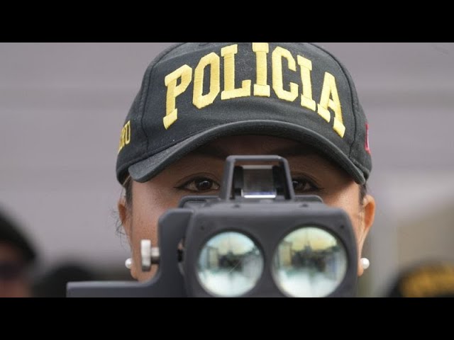 ⁣No Comment: Grinch-Polizist verhaftet Drogenhändler in Peru